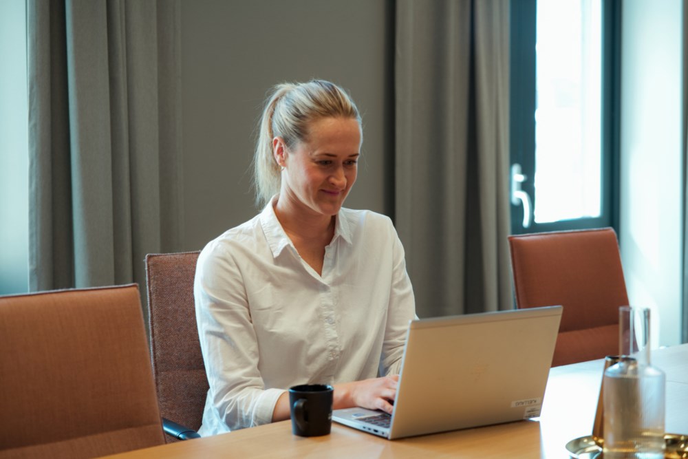 Rådgiver foran pc