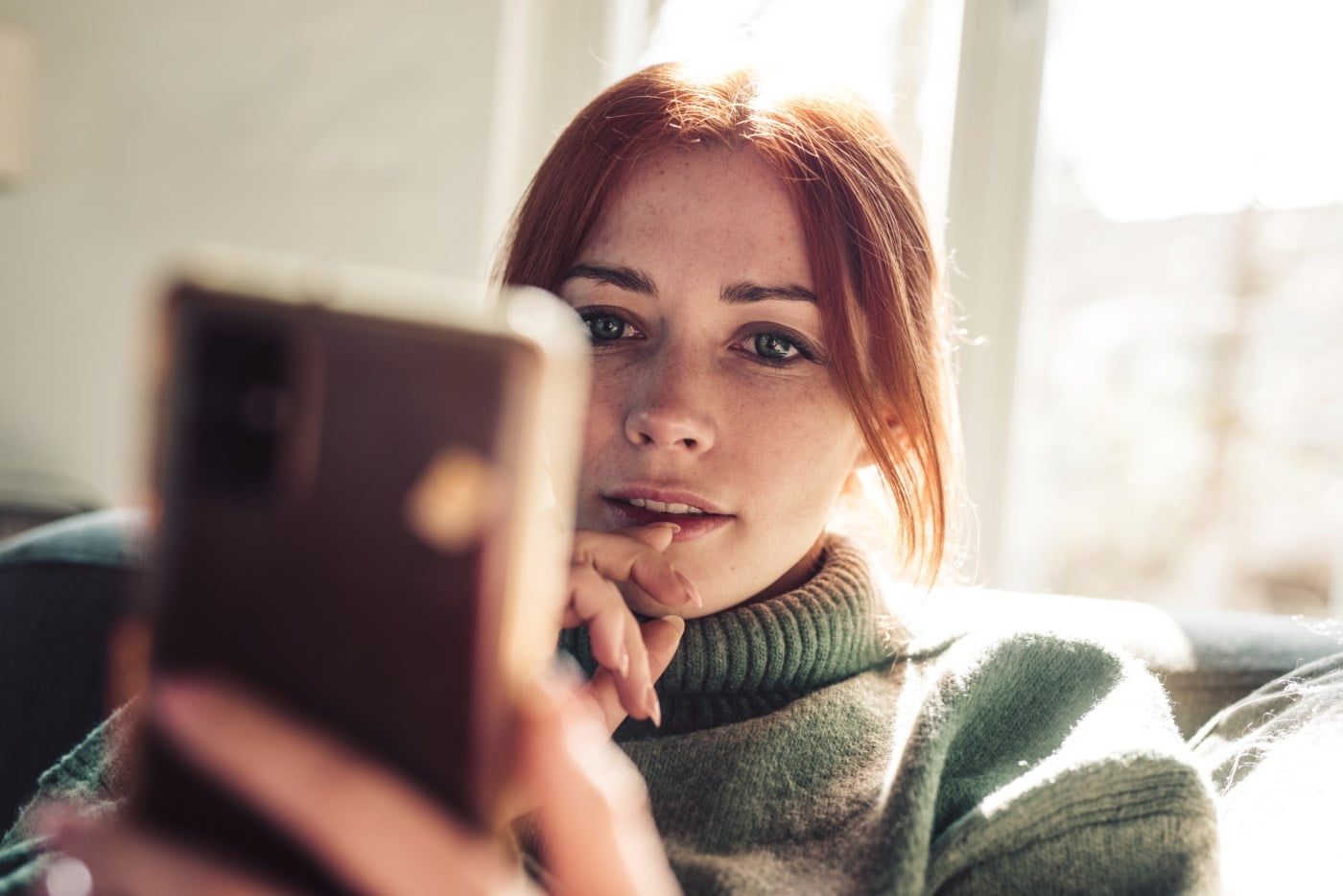 Jente som ser på mobilen