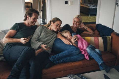 Bilde av familie i sofa