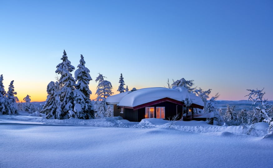 Hytte med snø på taket.