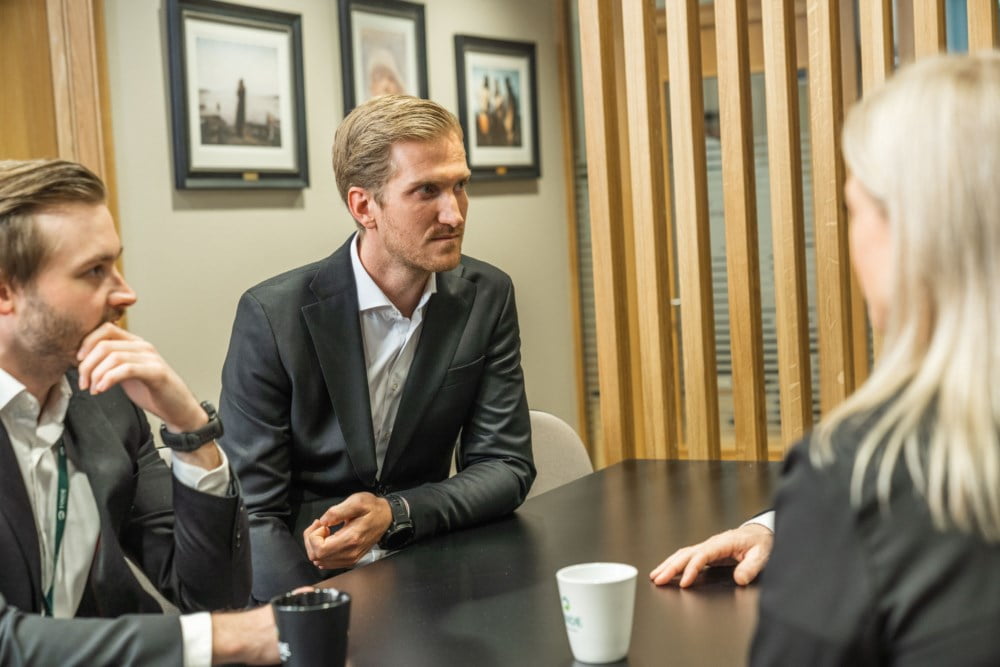 Daniel og Robin tar seg en pause