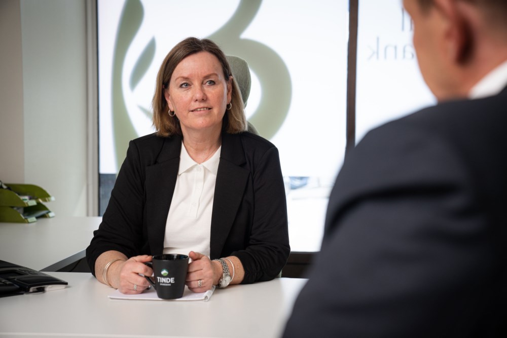 Marit snakker med en kunde